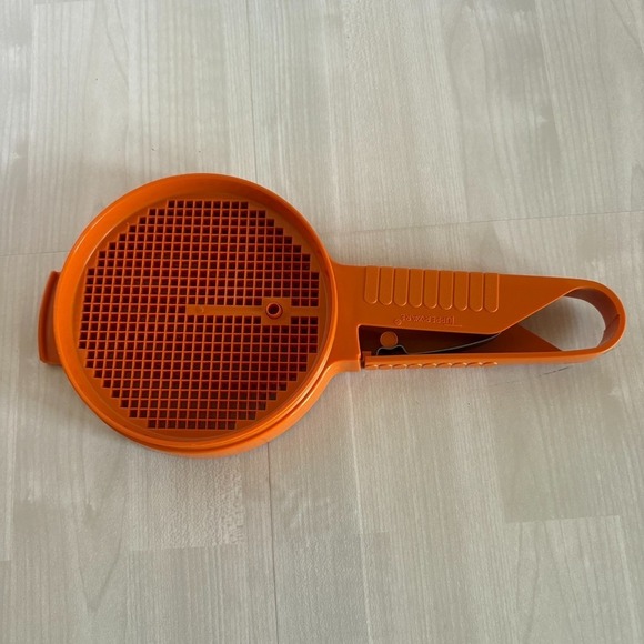 🧡 Vintage Tupperware Sift-It Paddle Hand-Held Sifter Harvest Orange USA EUC - Picture 3 of 7